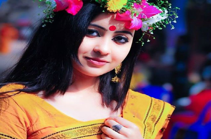 বসন্তের স্পর্শে জেগে উঠেছে ধরা