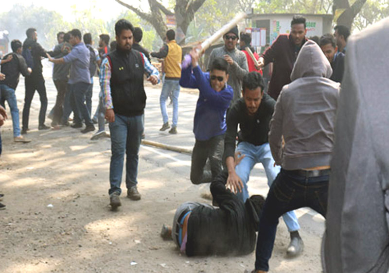 দুগ্রুপের সংঘর্ষে রক্তাক্ত ইবি: আহত ৩০
