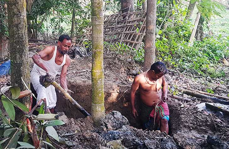 নোয়াখালীতে কবর থেকে ৪ লাশ উত্তোলন