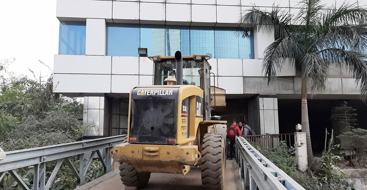বিজিএমইএ ভবন ভাঙা শুরু
