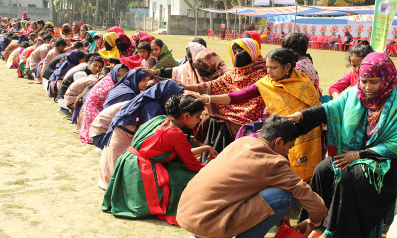 মায়ের পা ধুয়ে দিলো শিক্ষার্থীরা