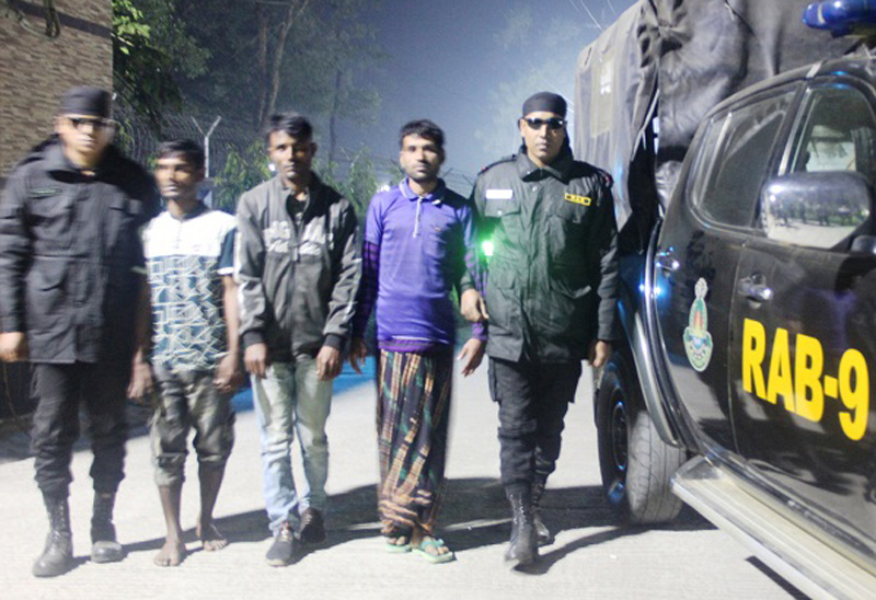 পৃথক অভিযানে বিদেশী অস্ত্রসহ আটক ৪