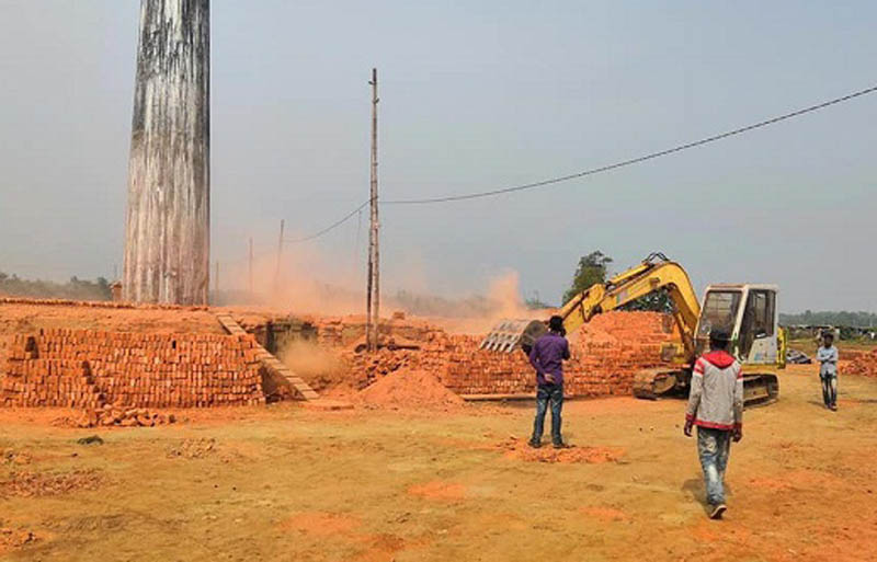 গুড়িয়ে দেওয়া হলো  দুটি ইটভাটা, জরিমানা ৪০ লাখ টাকা