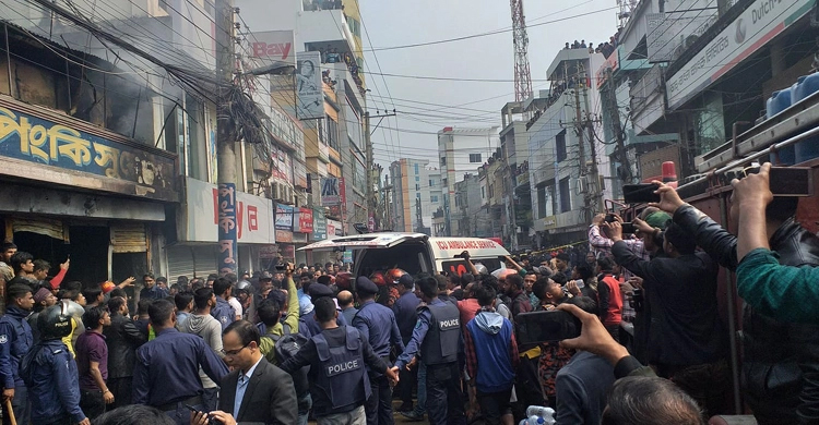 নির্মম আগুন কেড়ে নিলো  বিয়ে বাড়ির আনন্দ