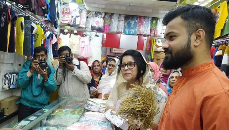 ছেলেকে জেতাতে মাঠে নামলেন মা