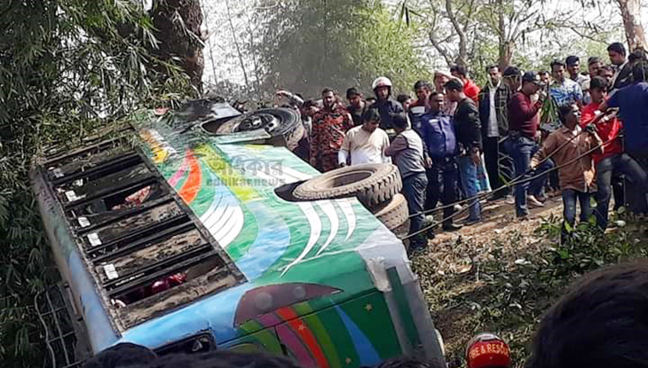 চট্টগ্রামে বাস খালে পড়ে নিহত ২, আহত ২৫