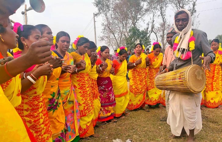 নওগাঁয় সাঁওতাল সম্প্রদায়ের সহরাই উৎসব