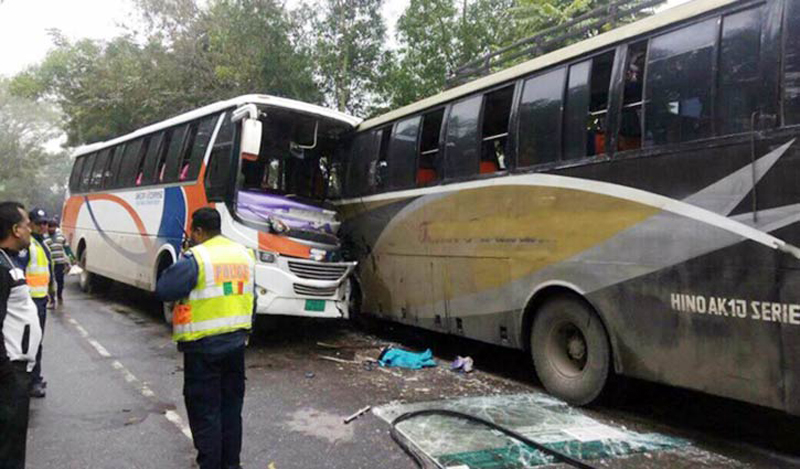 দুটি বাসের মুখোমুখি সংঘর্ষে নিহত ১