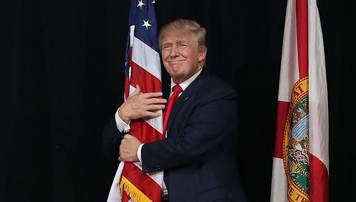 অল্পের জন্য ট্রাম্পের রক্ষা