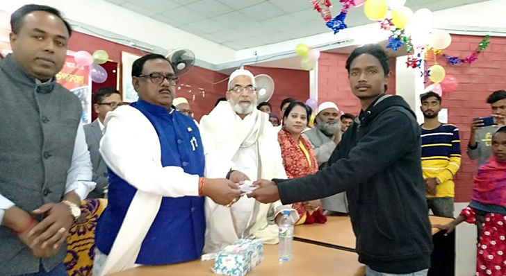 সাপাহারে আদিবাসী শিক্ষার্থীদের মাঝে শিক্ষা উপকরণ বিতরণ