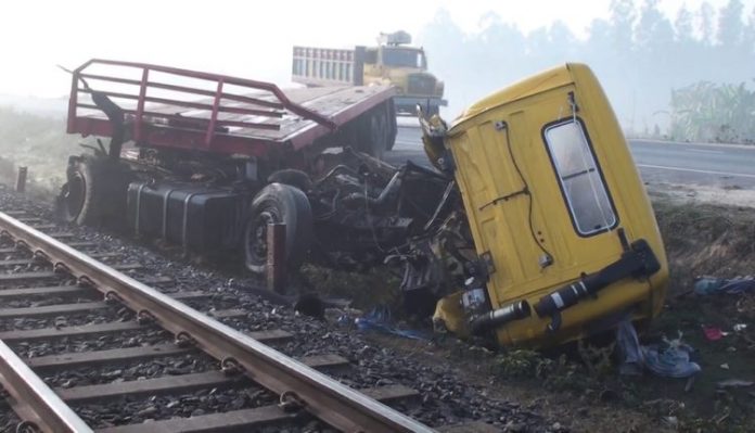 বেনাপোলে ট্রেনের ধাক্কায় ট্রাক চালক নিহত