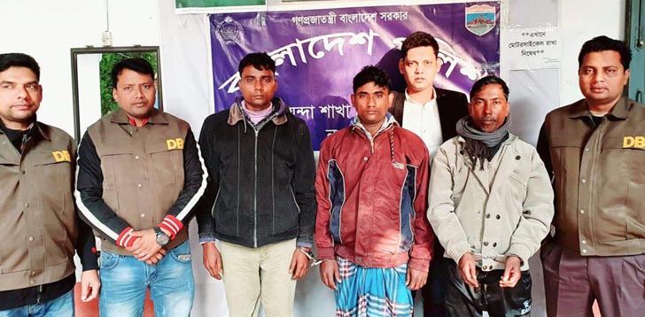 নওগাঁয় ১৪৩ বোতল ফেনসিডিলসহ আটক ৩