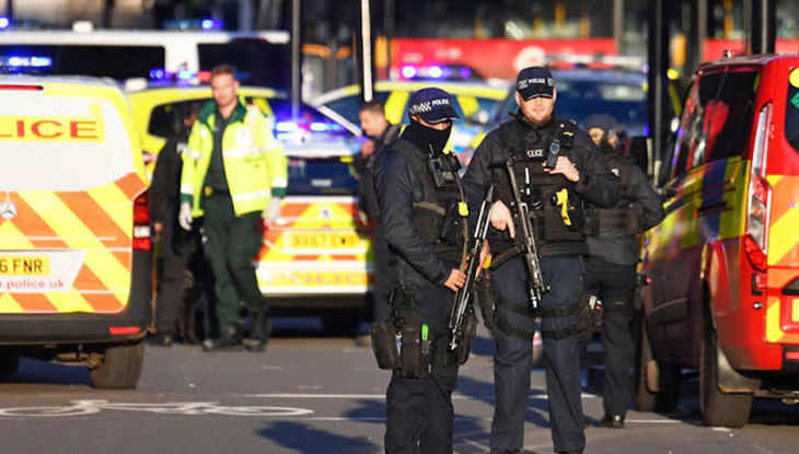 লন্ডনে তিনজনকে ছুরিকাঘাত, হামলাকারী নিহত