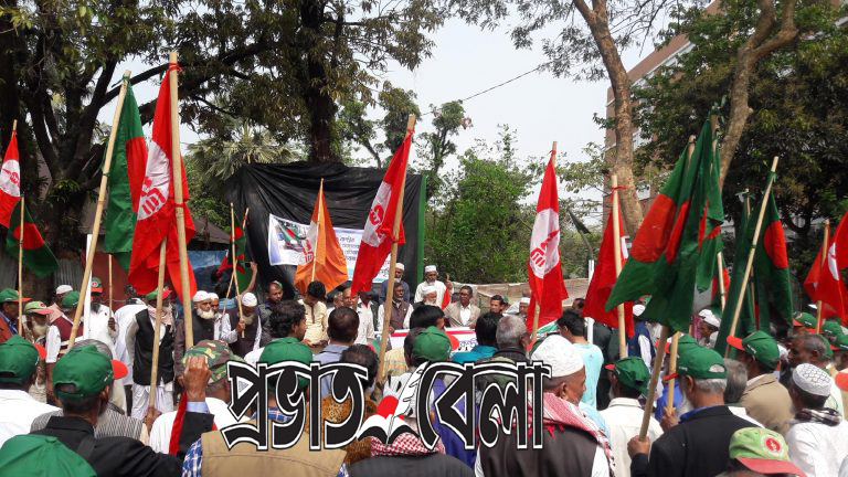 কালো পতাকায় শহিদ মিনার ঢেকে  প্রতিবাদ