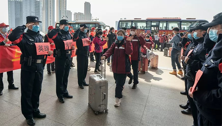 বীরের বেশে বাড়ির পথে চীনা স্বাস্থ্যকর্মীরা