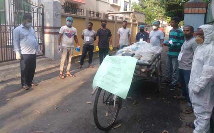 ৬শ’পরিবারে খাদ্য সামগ্রী দিয়েছে নরশিংটিলা ইয়াং সোসাইটি
