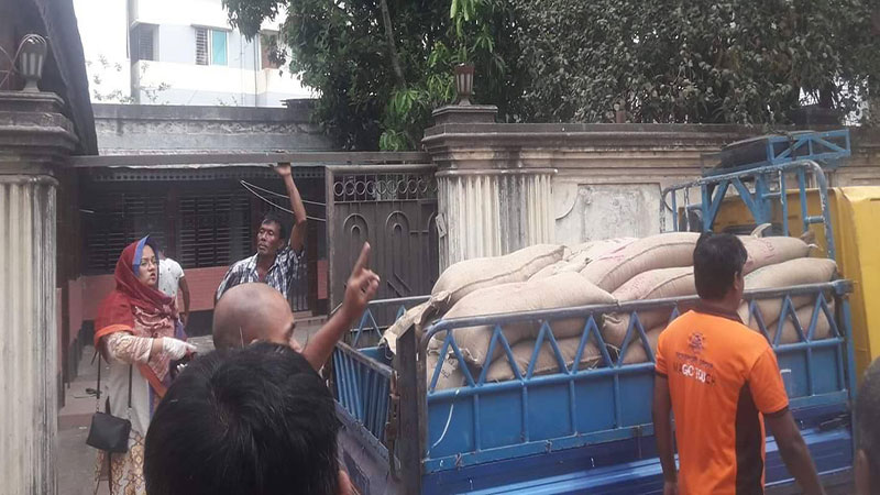 মহিলা ভাইস চেয়ারম্যানের বাসা থেকে ৬৭ বস্তা ত্রাণের চাল উদ্ধার