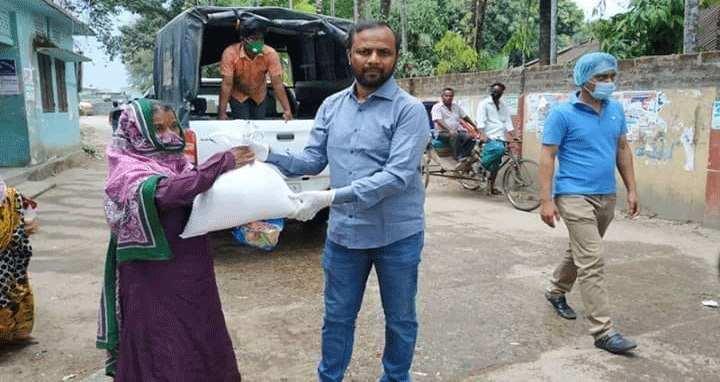 ছাতকে ফোন পেয়ে বাড়িতে খাদ্যসামগ্রী পৌছে দিলেন ইউএনও