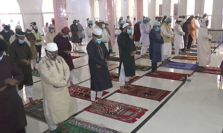 মসজিদে মসজিদে ঈদ জামাতেই সীমাবদ্ধ উৎসব