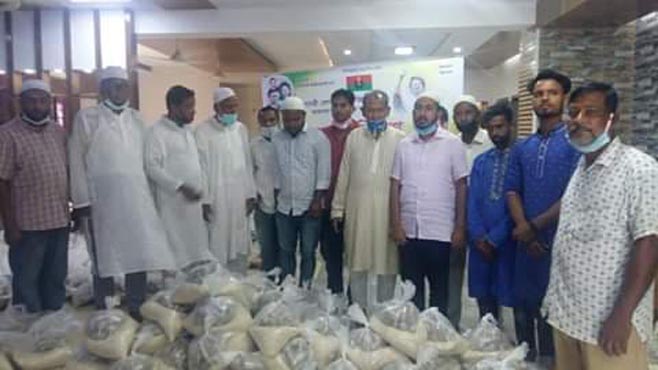 খালেদা জিয়ার পক্ষে জুড়ীতে মিটুর ত্রাণ বিতরণ