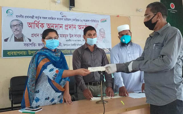 মোল্লারগাও মসজিদের প্রধানমন্ত্রীর অনুদান গ্রহণ