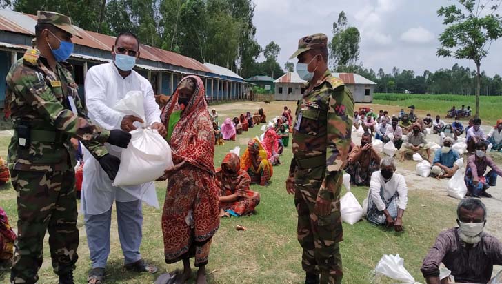 চিলমারীতে নদী ভাঙ্গন কবলিতদের মাঝে সেনাবাহিনীর ত্রাণ বিতরণ