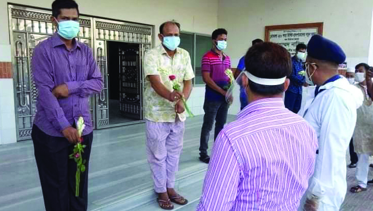 চুয়াডাঙ্গায় করোনা জয়ী পুলিশ সদস্যদের এসপি’র ফুলেল শুভেচ্ছা