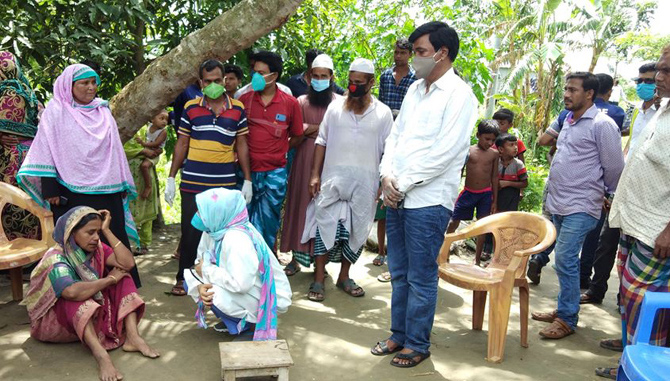 পদ্মায় নৌকা ডুবিতে নিখোঁজ ৫