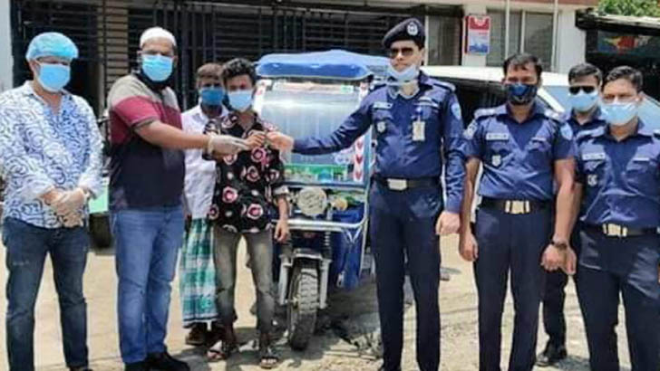 ৬১ লাখ টাকা ফেরত দেয়া সেই সজীবকে অটোরিকশা উপহার