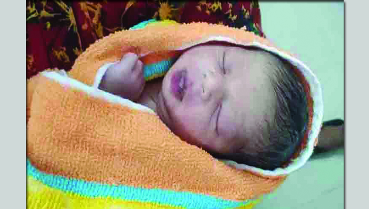 পলিথিনে মোড়ানো নবজাতক, কান্না শুনে উদ্ধার