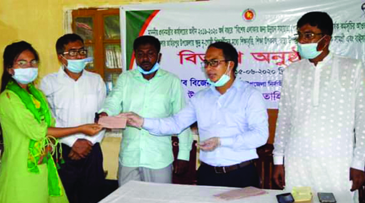 তাহিরপুরে ক্ষুদ্র নৃ-গোষ্ঠী শিক্ষার্থীদের মাঝে বাইসাইকেল ও নগদ অর্থ বিতরণ