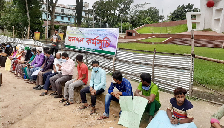 ওসমানী হাসপাতালের আউটসোর্সিং কর্মচারীদের অনশন
