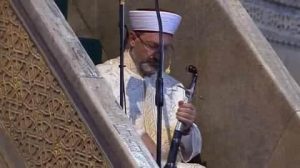 তরবারী হাতে খুতবা দিচ্ছেন তুরস্কের গ্রান্ড মুফতি