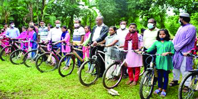 ছাতকে আদিবাসীদের মাঝে নগদ অর্থ ও শিক্ষা উপকরণ বিতরণ