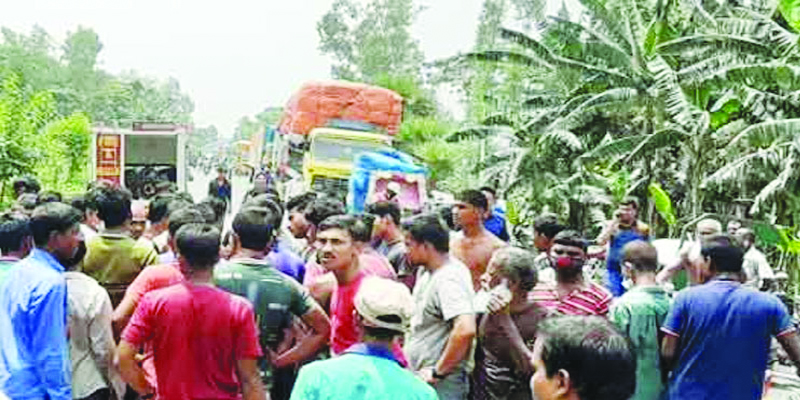 গাইবান্ধায় মাইক্রোবাস চাপায় নিহত ৩