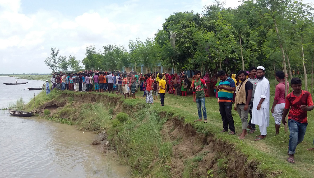 পদ্মায় নৌকাডুবিতে নিখোঁজ ৪