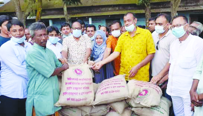 বানিয়াচংয়ে বন্যার্ত‌দের মা‌ঝে ত্রাণ বিতরণ
