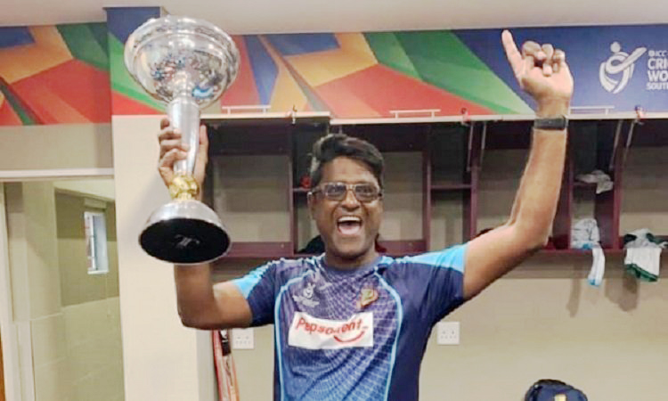 কোচ নাভিদ নাওয়াজকে প্রতিদান দিলো বিসিবি