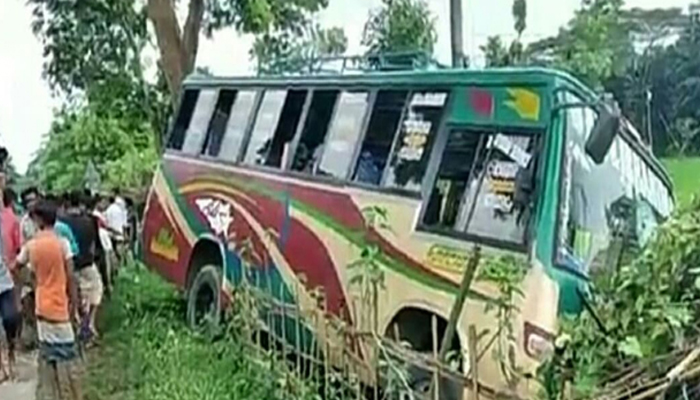 গোলাপগঞ্জে যাত্রীবাহী বাস খাদে