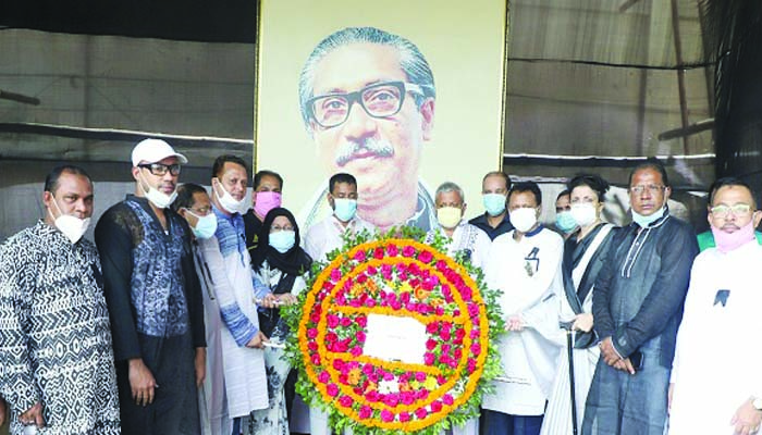 বঙ্গবন্ধুর প্রতিকৃতিতে মেয়র আরিফের শ্রদ্ধা নিবেদন