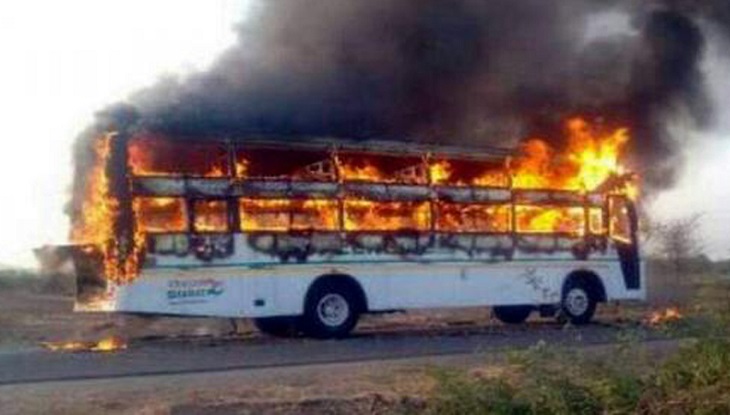 চলন্ত বাসে আগুন, শিশুসহ নিহত ৫