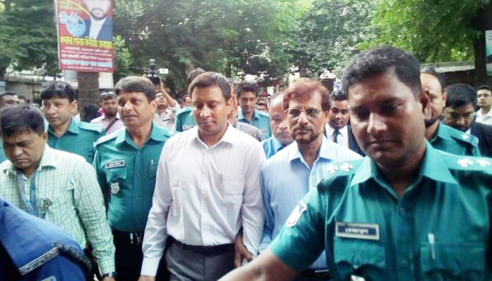 সাবেক ডিআইজি বণিকের বিরুদ্ধে চার্জশিট