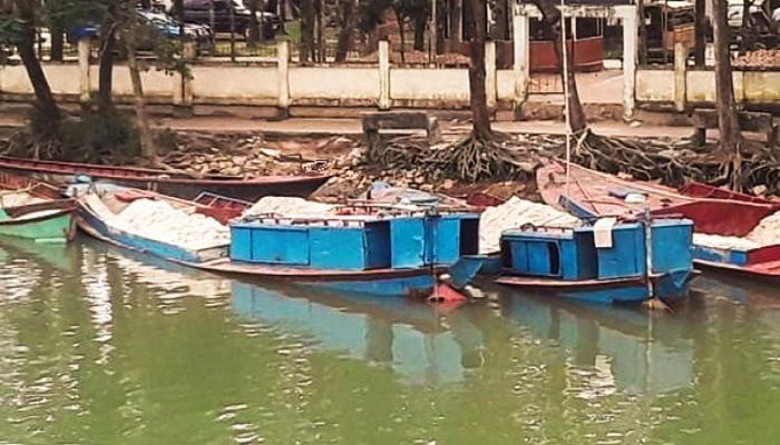 তাহিরপুরে অবৈধভাবে বালু উত্তোলন, ৪টি নৌকা আটক