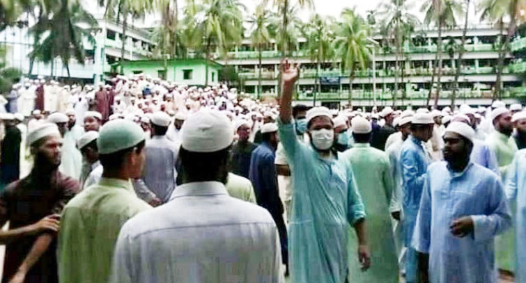শফীপুত্র আনাসকে বহিষ্কারের দাবিতে উত্তাল হাটহাজারী মাদরাসা