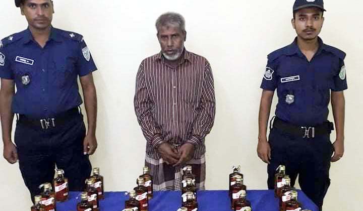 দোয়ারাবাজারে বিদেশী মদসহ মাদক ব্যবসায়ী আটক