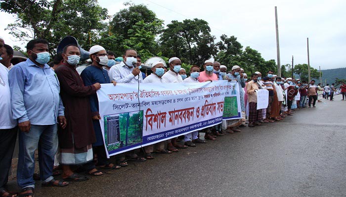 জৈন্তাপুরে মসজিদ ও কবরস্থান ‘বাঁচাতে’ মানববন্ধন