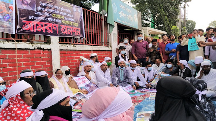 ফাঁড়ির সামনে আমরণ অনশনে রায়হানের মা