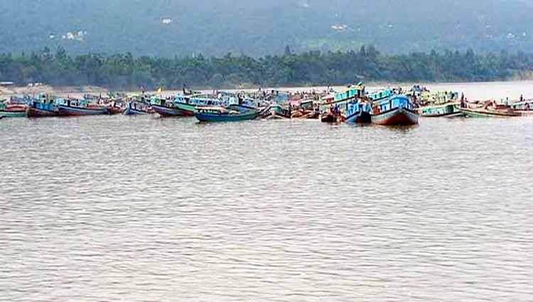 জাফলংয়ে থামছে না বালু উত্তোলন