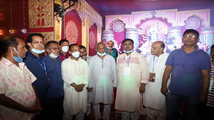 পূজামন্ডপ পরিদর্শনে মেয়র আরিফুল হক চৌধুরী