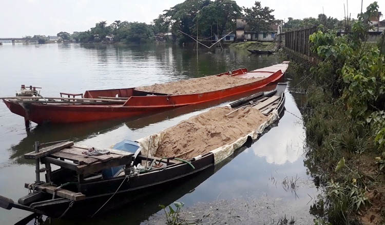দোয়ারায় বালু ভর্তি ৫টি নৌকাসহ আটক ১৫